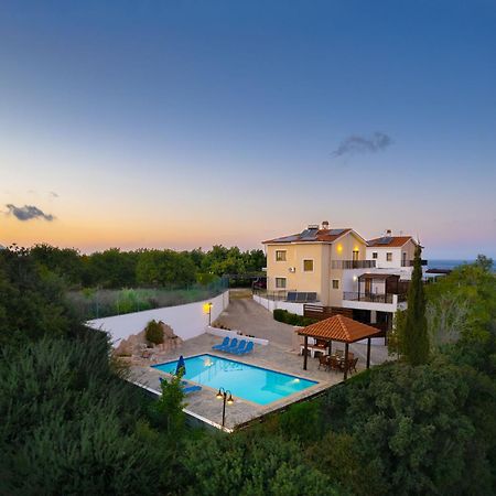Villa Ira Finiki Lachi Exteriör bild