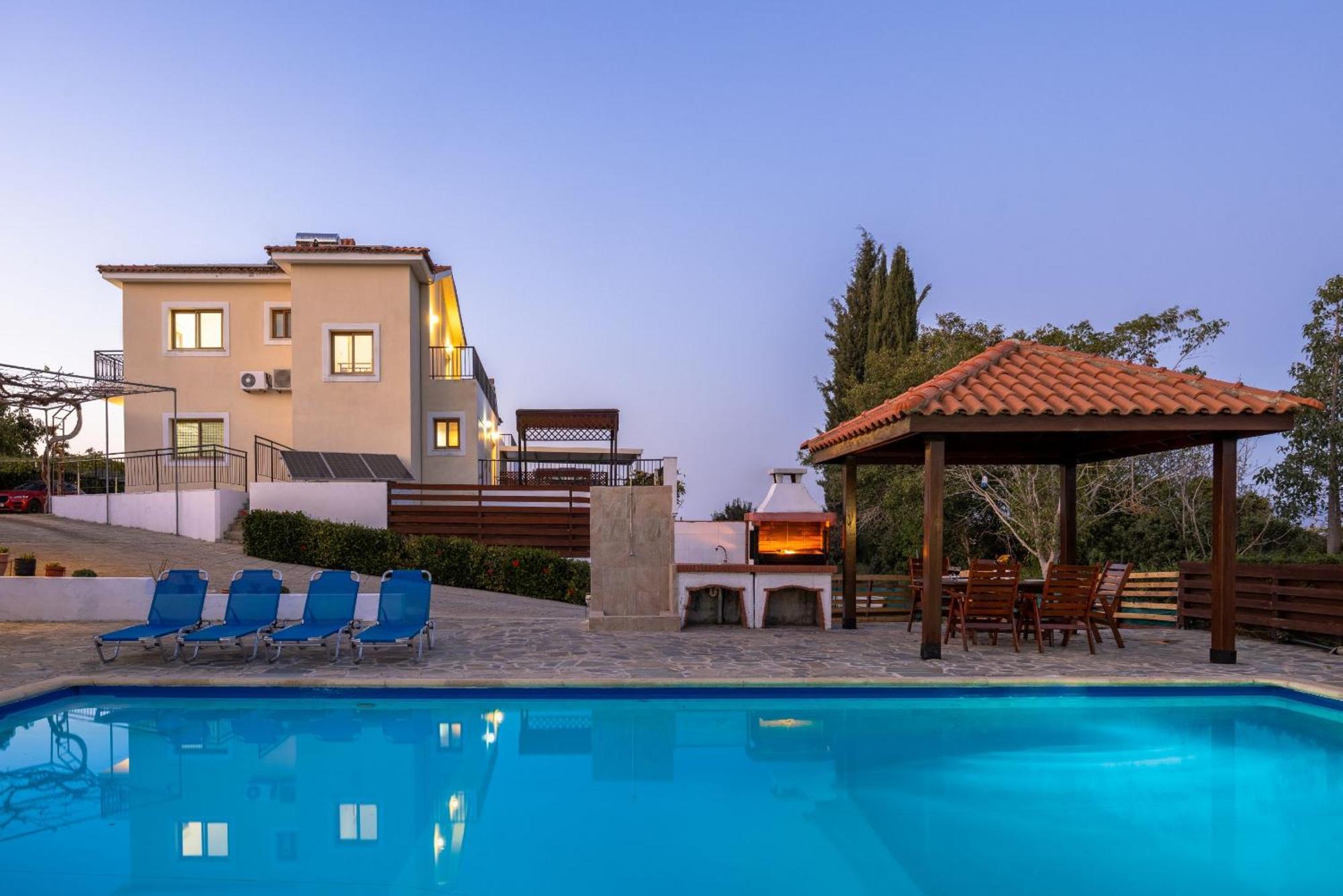 Villa Ira Finiki Lachi Exteriör bild